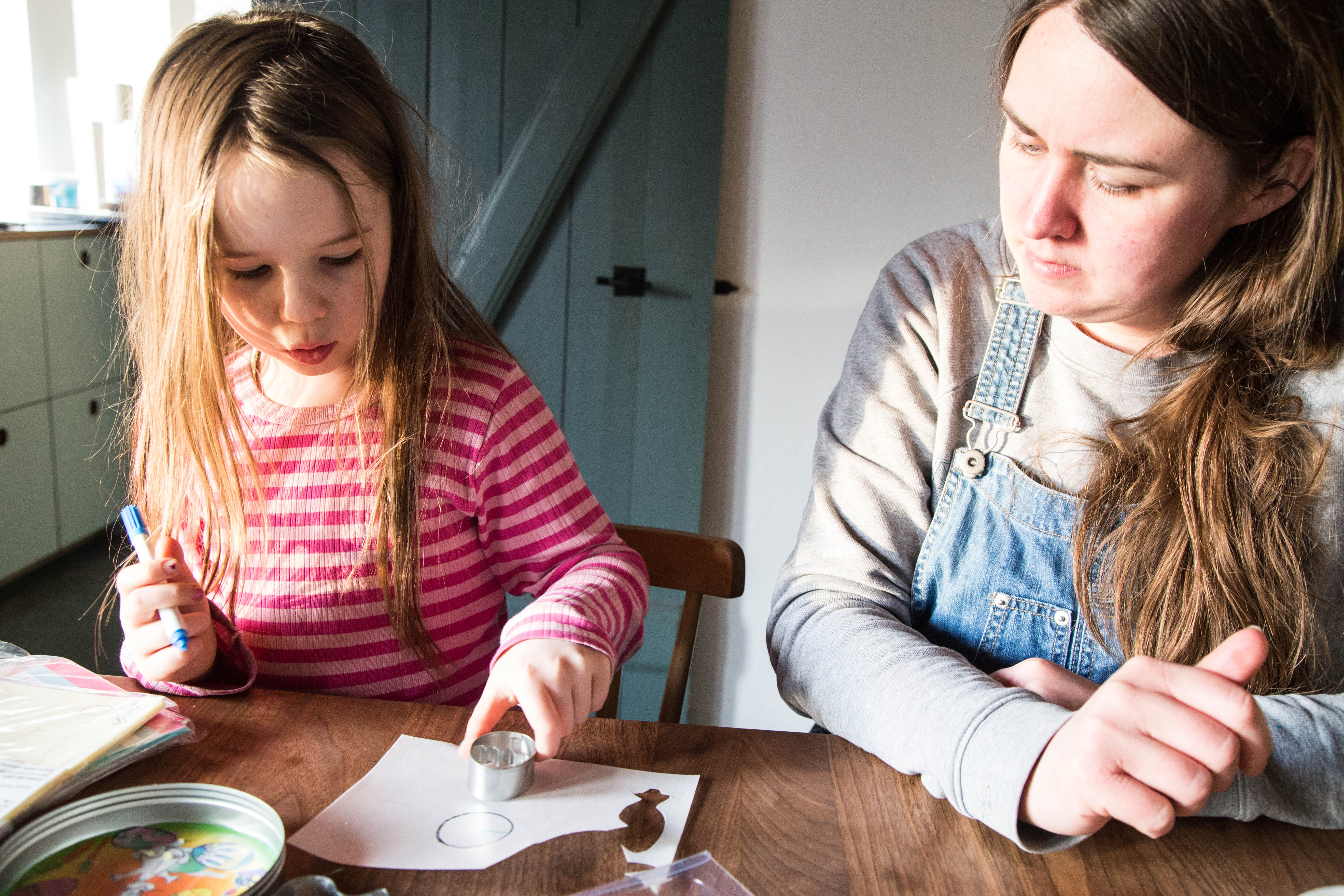 påskekager med barnets tegning af spiseligt papir og spiselige tuscher