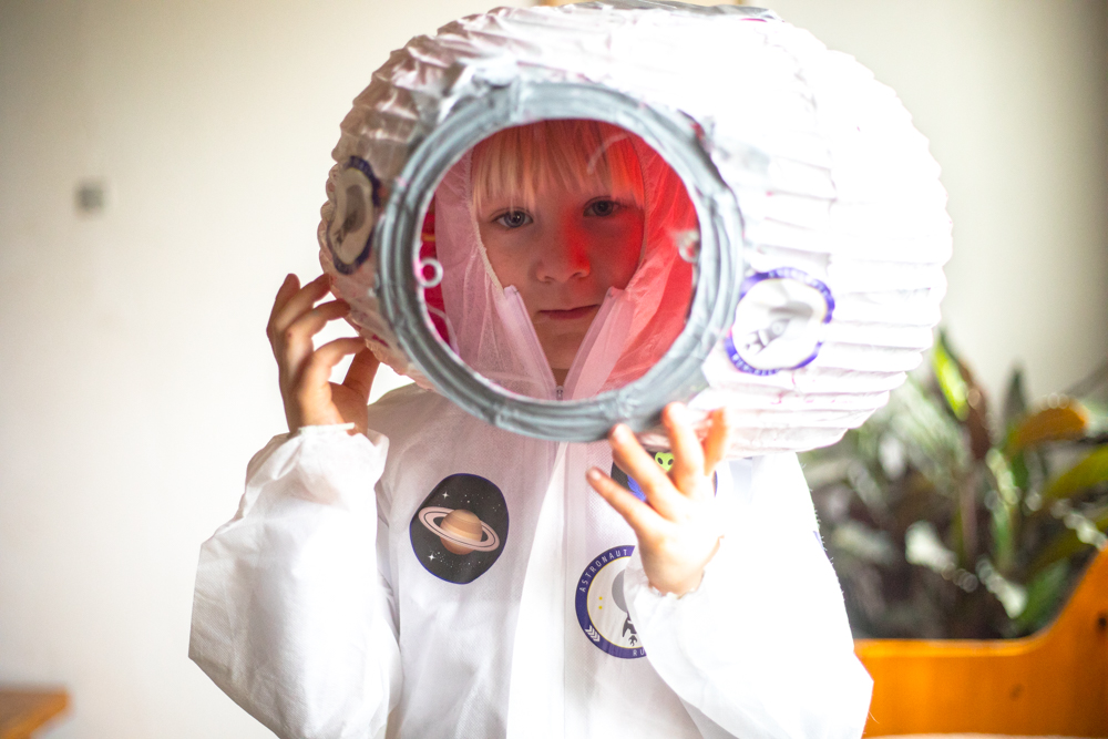Astronaut-kostume med smarte mærker