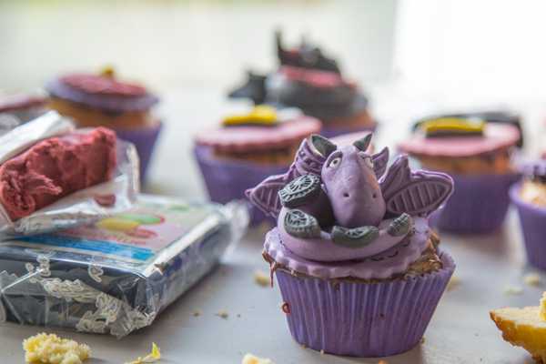 Pynt drage cupcakes med fondant