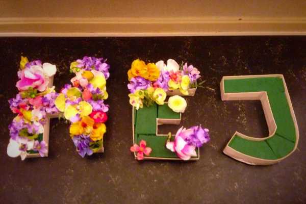 Blomsterbogstaver - bogstaver med kunstige blomster i oasis