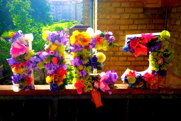 Blomsterbogstaver - bogstaver med kunstige blomster i oasis