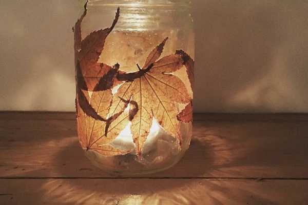 lanterne lysestage syltetøjsglas med efterårsblade blade