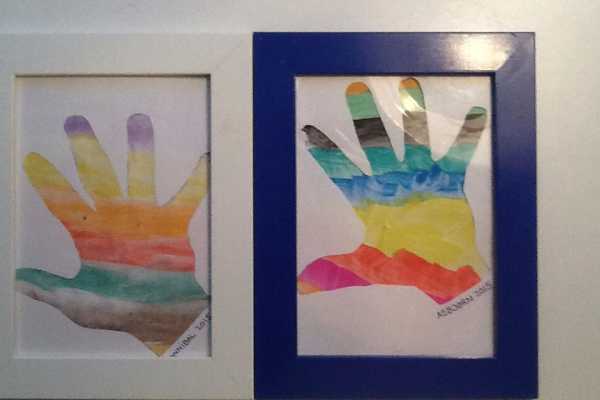 håndsilhuette med regnbuefarver