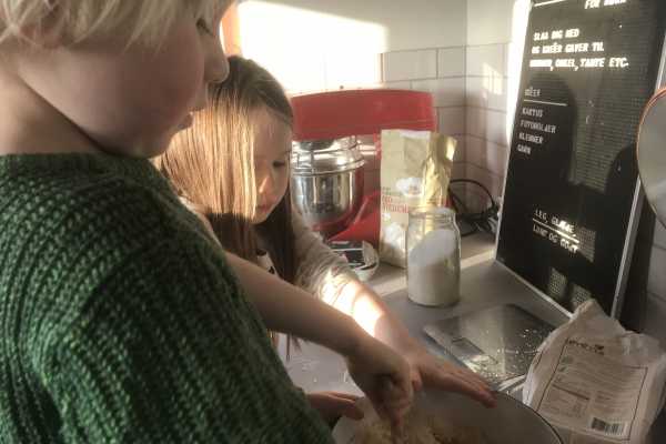 påskekager med barnets tegning af spiseligt papir og spiselige tuscher