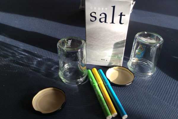 Lysestage med farvet salt 