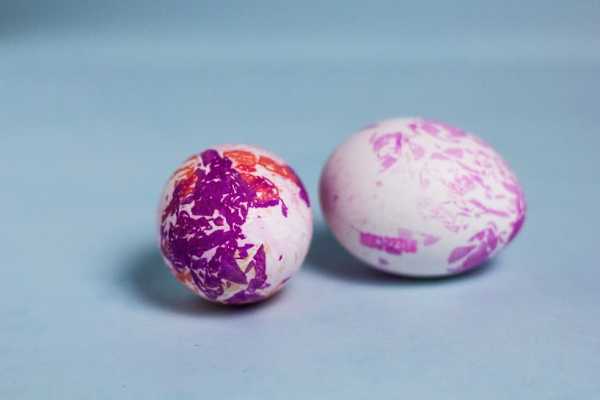 Marmorerede æg med aftryk af silkepapir