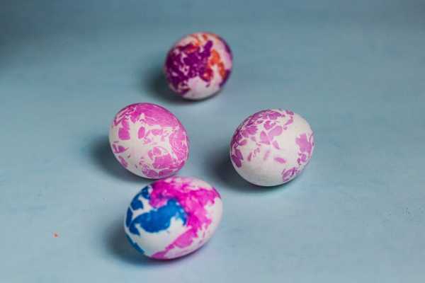 Marmorerede æg med aftryk af silkepapir
