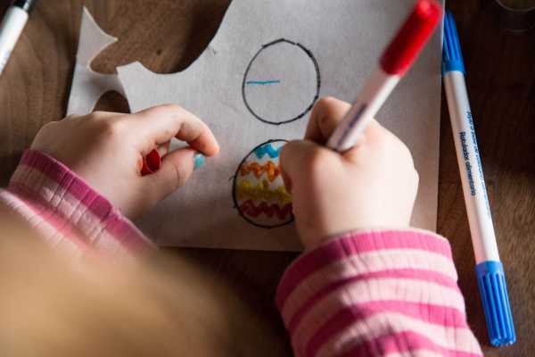 påskekager med barnets tegning af spiseligt papir og spiselige tuscher
