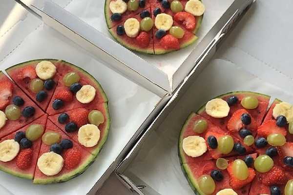 Lav pizza af vandmelon og pynt med frugt og bær