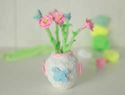 Vase med blomster af foam clay