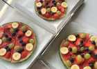 Lav pizza af vandmelon og pynt med frugt og bær